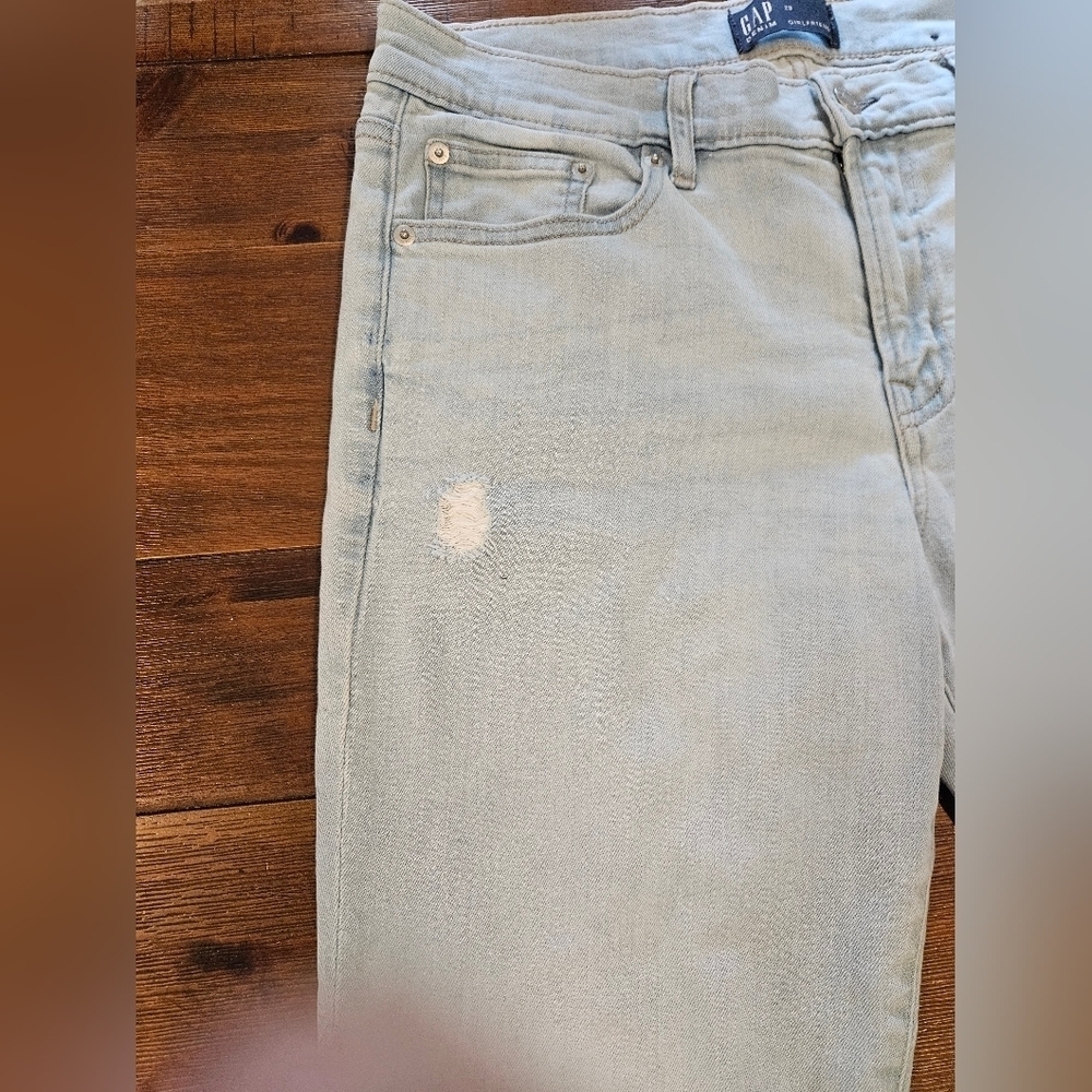 GAP WOMEN'S GIRLFRIEND MID-RISE LIGHT WASH DISTRESSED DENIM JEANS SIZE 29 - Picture 6 of 11